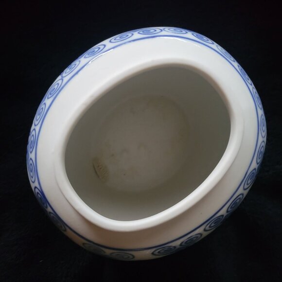 Small Oval Shape Vintage Blue and White Chinoiserie Asian Ginger Jar / Vase - Picture 5 of 6